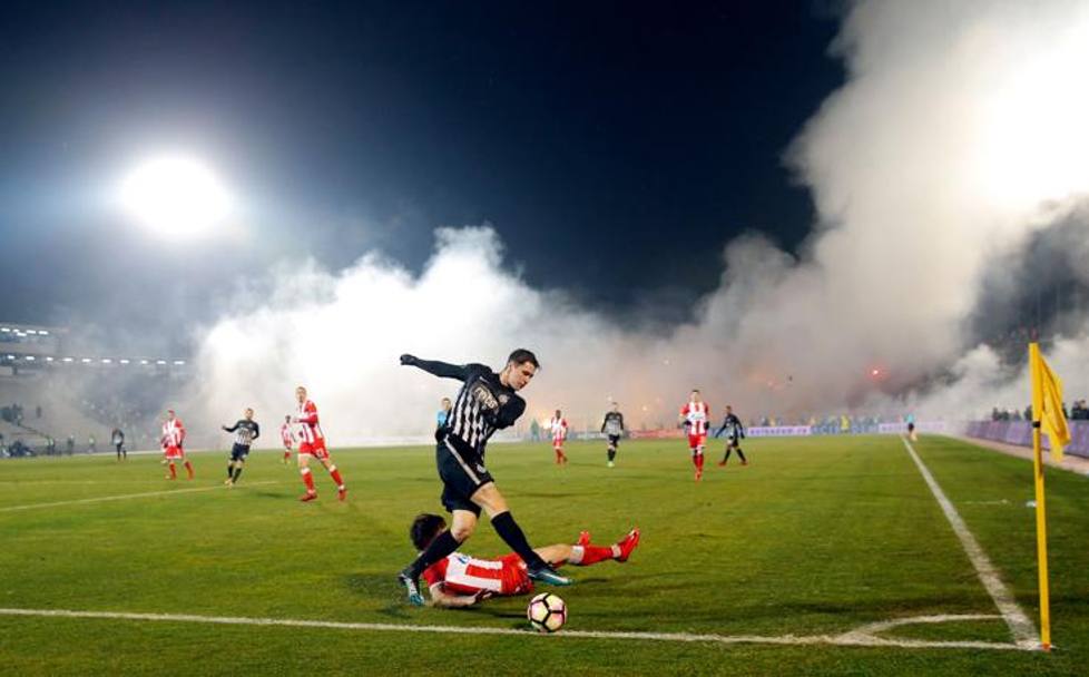 Fumogeni durante il derby Partizan e la Stella Rossa finito 1-1. 